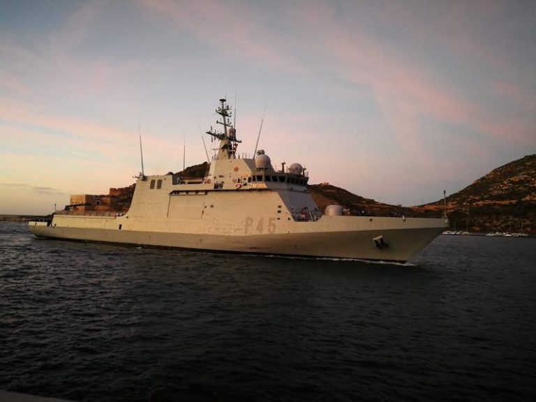 Desembarcan en San Roque los 15 migrantes traídos en el 'Audaz' desde Italia