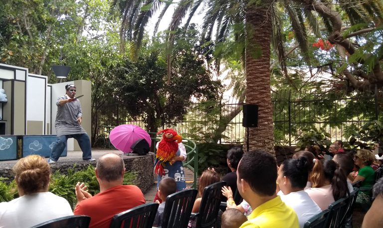 Las familias disfrutan del espectáculo 'Conciertíteres' en la Villa de Agaete
