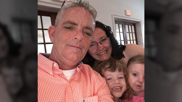 Ingresado en la UCI por una bacteria 'comer carne' por la que ha perdido el 25% de su piel