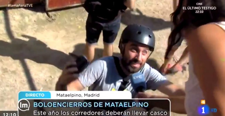 ¡Tierra, trágame!: TVE 'regaña' sin saberlo a un reportero de Telemadrid en pleno directo
