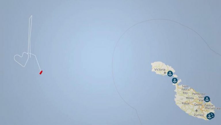 El 'Ocean Viking', que lleva 13 días sin puerto con 356 rescatados a bordo, dibuja un corazón el alta mar