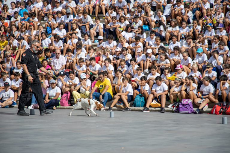 La plaza España de Adeje acoge la Jornada de Puertas Abiertas de la Policía Nacional con la presencia de escolares del municipio