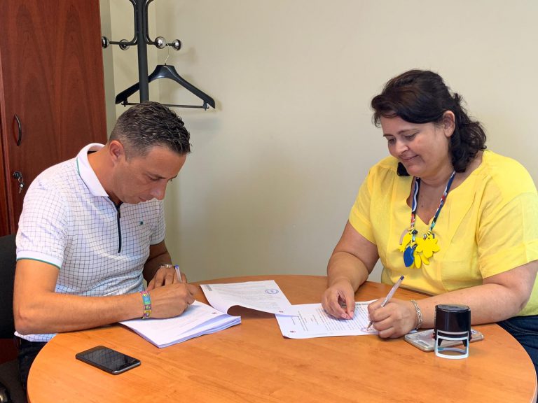 Contratación y Caprós formalizan la adjudicación de la nueva fase de la rehabilitación del teatro municipal de Telde