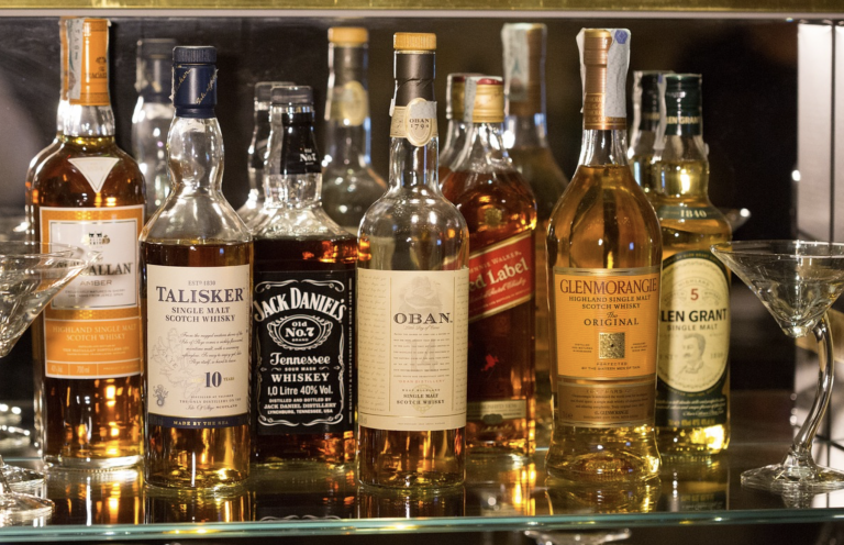 Detenido en Madrid un ladrón tras olvidar una botella de whisky en la casa que estaba asaltando