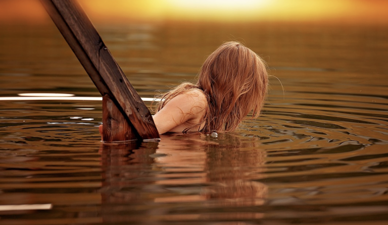 Muere una niña de 10 años al contagiarse con una ameba 'comecerebros' tras bañarse en un lago