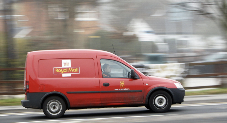 Despiden a un cartero, tras 28 años de servicio, por entregar un paquete un minuto tarde