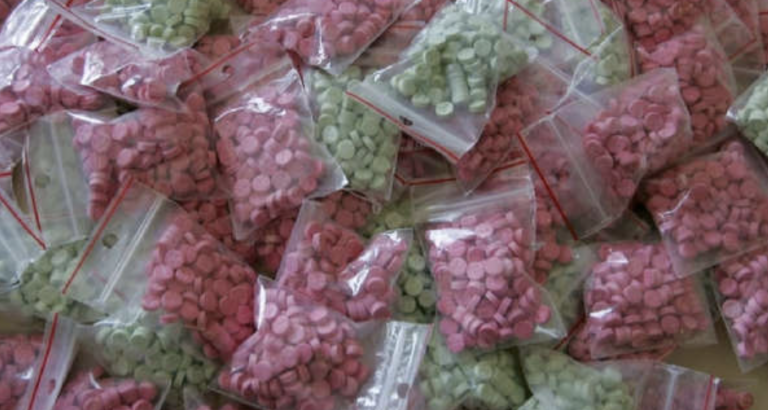 Una pareja compra ropa por internet y recibe más de 24.000 pastillas de éxtasis con el pedido