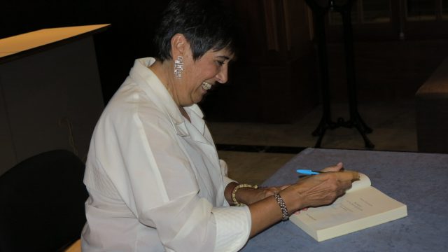 Concostrina firmado ejemplares de sus libros tras su conferencia.