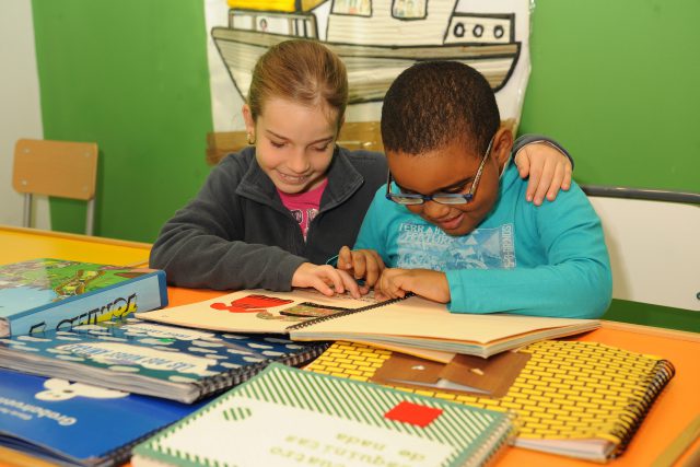 Cerca de 17 maestros arrancan con la atención educativa individualizada a los 323 estudiantes ciegos que vuelven a las aulas en la Comunidad Canaria 20 Dos niños utilizando material accesible