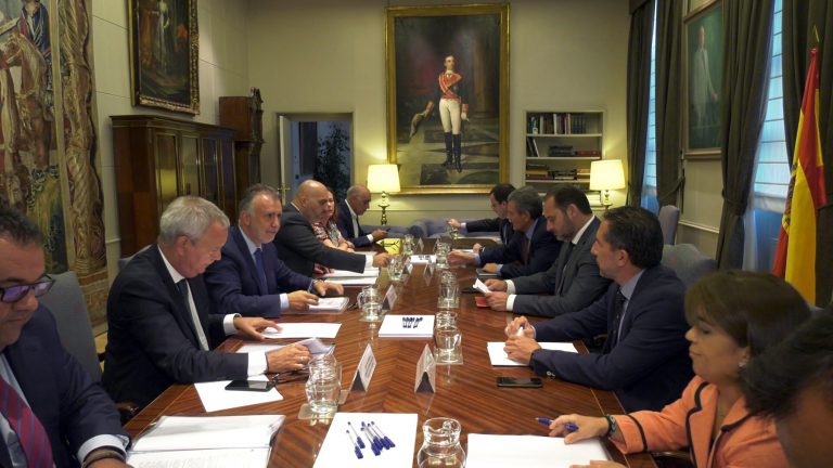 El Gobierno de Canarias reduce a 18 las conexiones aéreas entre las islas y a la mitad las rutas marítimas para evitar la propagación del coronavirus