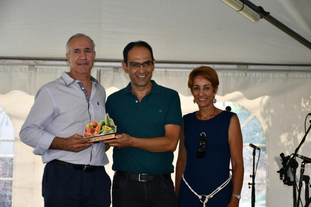 Entrega de reconocimiento a Caja Siete por su participación