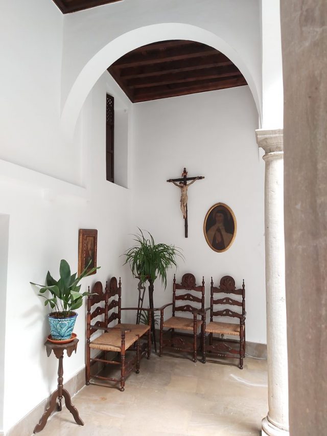 Un museo en la clausura de las Carmelitas de la Antigua Observancia 3 Espacios de recogimiento en el patio barroco e1568905005385