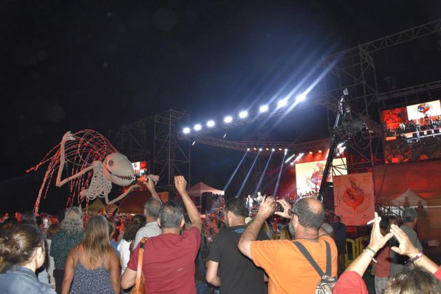 Espectáculo de títeres gigantes interactúan con el público en el 30 Encuentro Veneguera