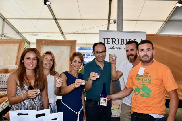 La alcaldesa y miembros del grupo de gobierno municipal prueban la novedad el vino de Mango de Mogán