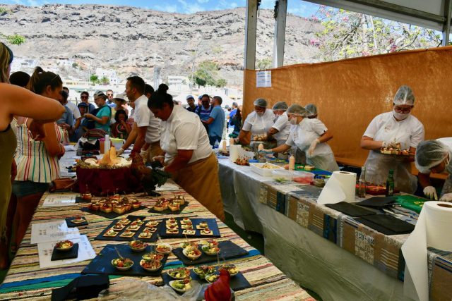 PFAE Mogán y La Restauración elaborando y sirviendo su oferta gastronómica