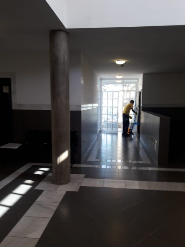 Personal limpiando uno de los centros