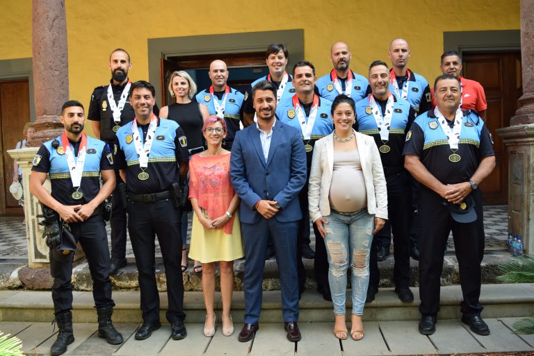 El alcalde recibe a los agentes de la Policía Local que participaron en los Mundiales de Bomberos y Policías