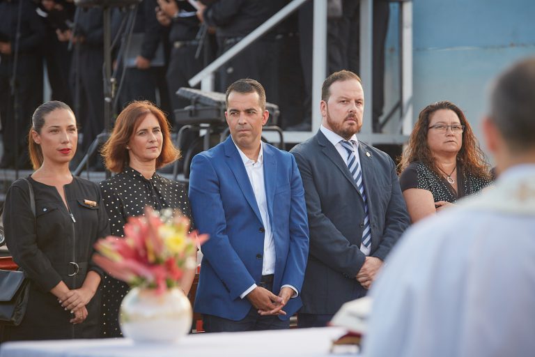 La alcaldesa de Santa Cruz preside la procesión de la Virgen de Regla que volvió a congregar a cientos de personas