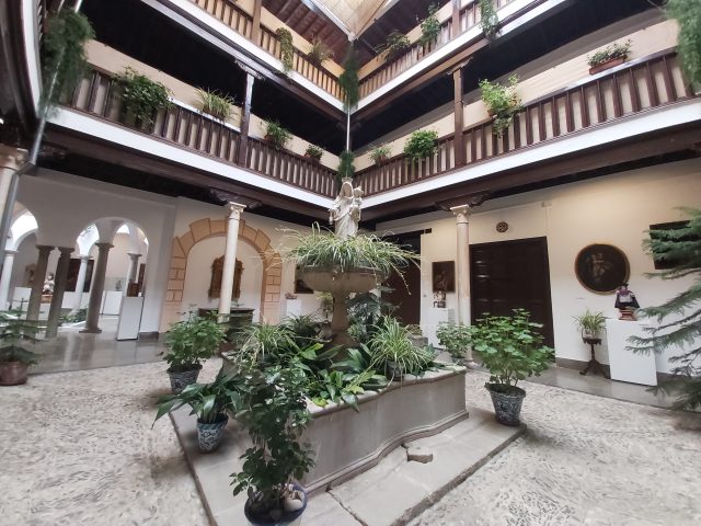 Un museo en la clausura de las Carmelitas de la Antigua Observancia 4 Vista del Patio Renacentista y Barroco