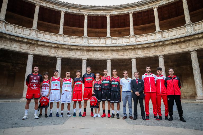 El Coviran Granada 'luce' las nuevas equipaciones en la Alhambra