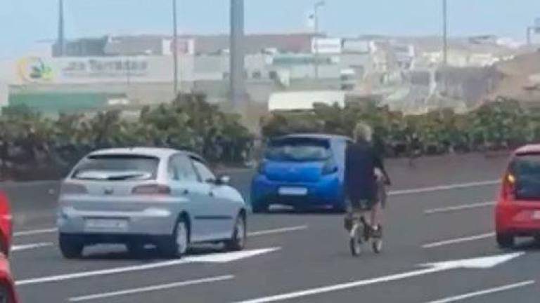 Graban a una joven circulando con su bici por una autopista de Gran Canaria