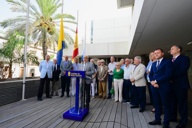 El Cabildo de Gran Canaria coloca las banderas a media asta para recordar a los 488 canarios fallecidos en el naufragio del Valbanera hace un siglo 17 cabildoactovalbanera 2