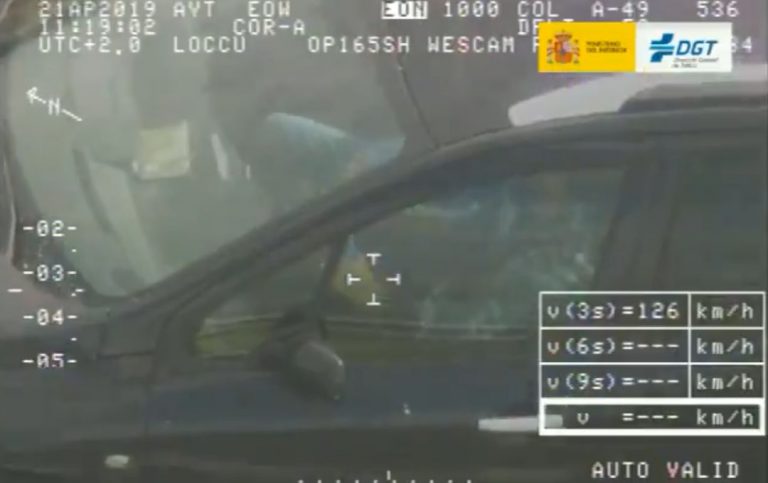 El helicóptero de la DGT 'caza' a un hombre jugando al cubo de Rubik mientras conduce