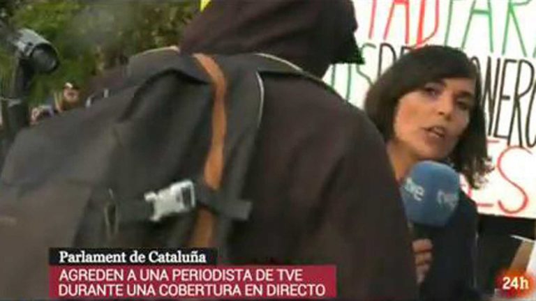 El momento en que periodistas de TVE y Antena 3 son agredidos durante la Diada