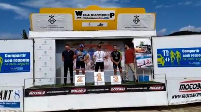 Un mosso abandona el podio del campeonato de ciclismo para policías al escuchar el himno de España