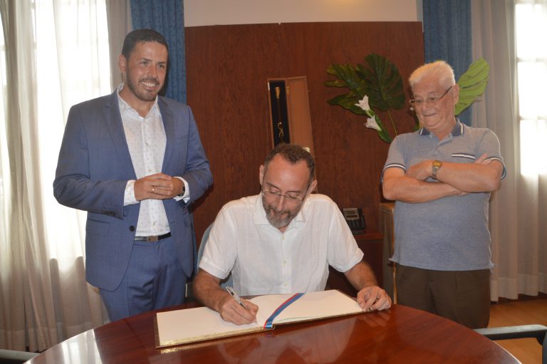 El alcalde felicita al periodista teldense José Naranjo por la Cruz de la Orden del Mérito Civil