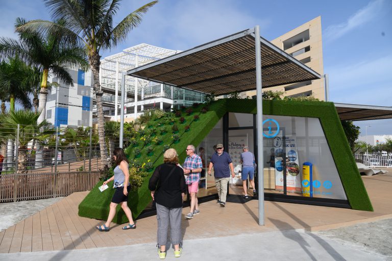 Los pasajeros del ‘Britannia’ estrenan el nuevo punto de información turística de Las Palmas de Gran Canaria en el muelle de cruceros