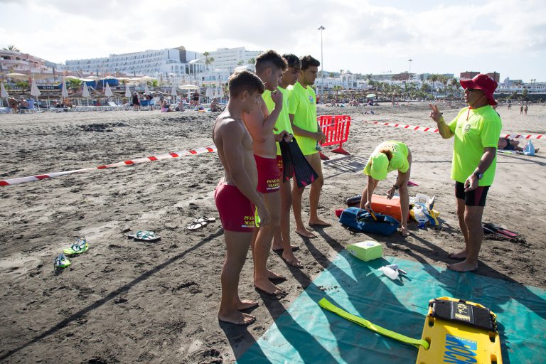 El PFAE GJ “Marea” se forma en socorrismo en Bandera Azul, en la Villa de Adeje