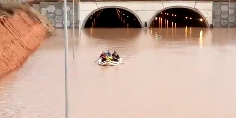 Rescatadas varias personas atrapadas en el túnel de la AP7  en Alicante