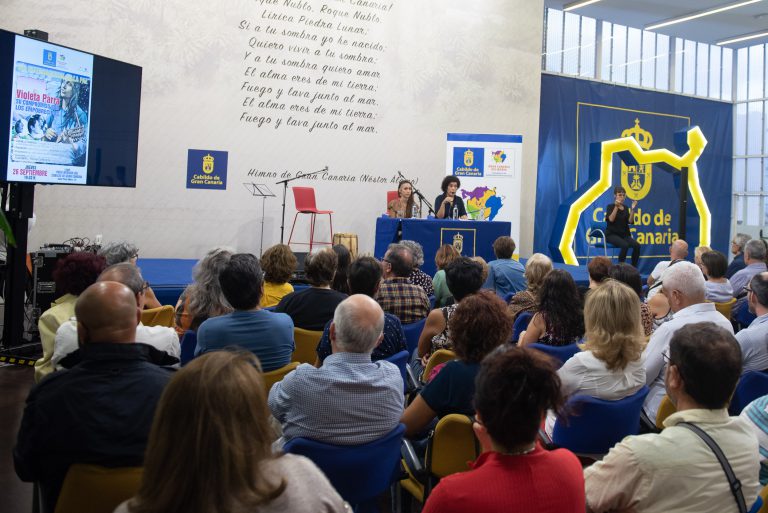 El Cabildo revive el legado cultural y el compromiso social de la artista chilena Violeta Parra en el Día de la Paz