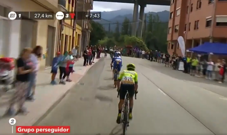 Un ciclista pierde el sillín durante una etapa de La Vuelta