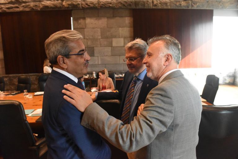 El presidente de Canarias recibe por escrito el compromiso de la ministra de Hacienda de excluir a Canarias del futuro impuesto especial sobre el transporte aéreo