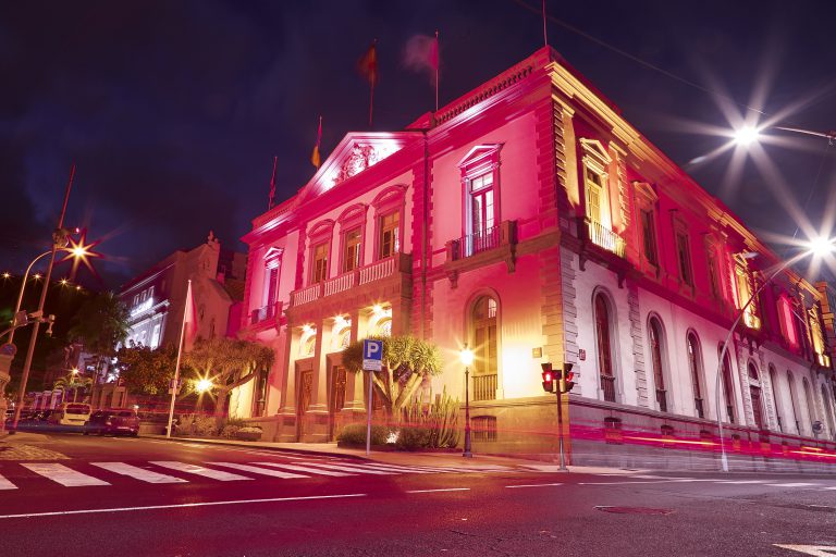 El Ayuntamiento de Santa Cruz ilumina su fachada de rojo para visibilizar la dislexia