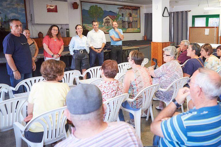 Medio centenar de vecinos y vecinas de Los Campitos acuden a un encuentro con la alcaldesa de Santa Cruz