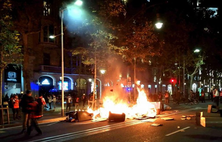 Incendian una barricada en el Paseo de Gracia de Barcelona tras la convocatoria de los CDR