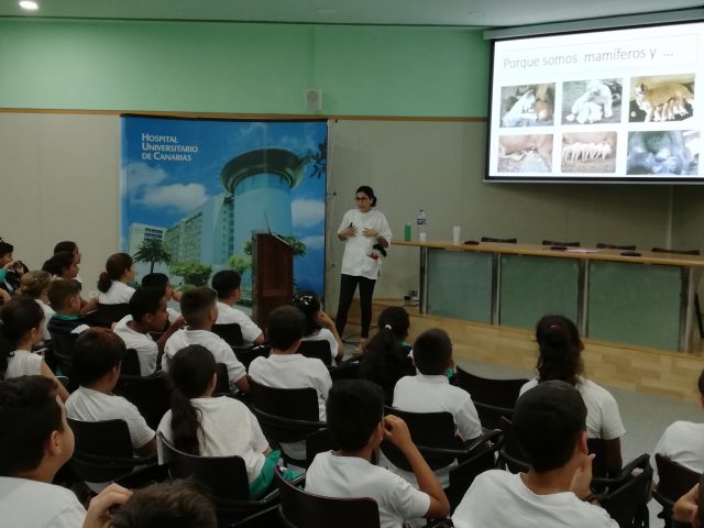Alumnos del CEPI Las Mantecas en la charla sobre lactancia materna en el HUC