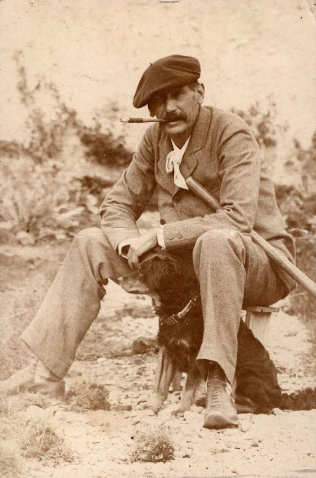 Benito Pérez Galdós y perro hacia 1890.