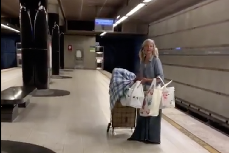 Ofrecen un contrato a la sintecho que canta ópera de manera magistral en el metro