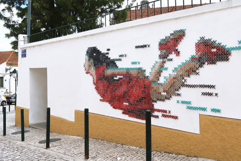 Así son los impresionantes grafitis bordados con lana que adornan las calles de Lisboa