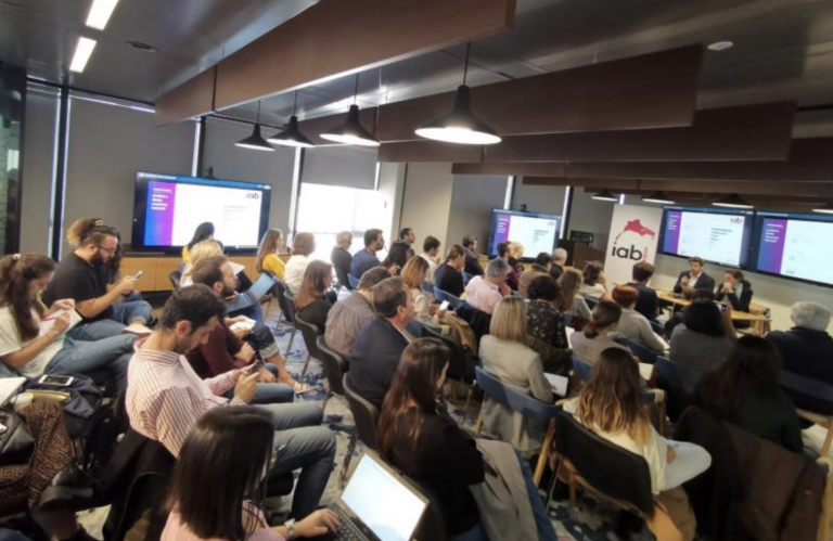 Millennials y Generación X son “parecidos digitalmente” pero los primeros recurren más al móvil y los influencers para comprar