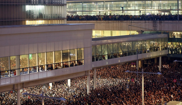 Fallece un pasajero atrapado en El Prat durante el asedio independentista