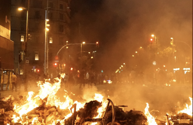 Los disturbios y sabotajes en Cataluña dejan más de 70 policías heridos y 51 detenidos durante la noche