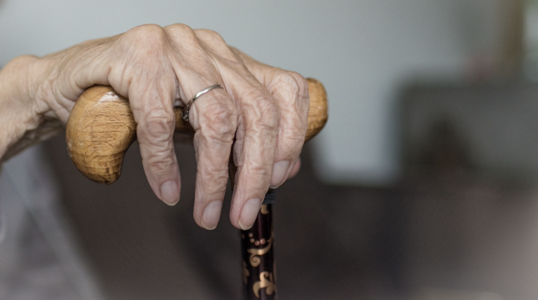 'El club de la lucha': tres empleadas detenidas por organizar peleas clandestinas entre los ancianos de un centro geriátrico