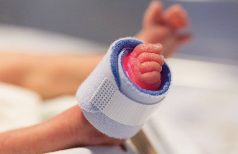 En estado crítico un bebé tras ser golpeado brutalmente por su madre