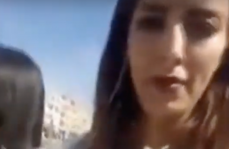 Le roban el móvil mientras se graba paseando por la calle