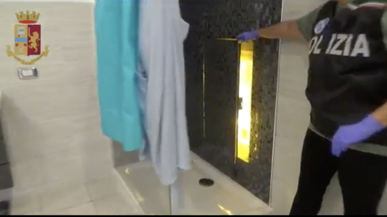 Encuentran por casualidad una megaplantación de marihuana tras la puerta falsa de una ducha